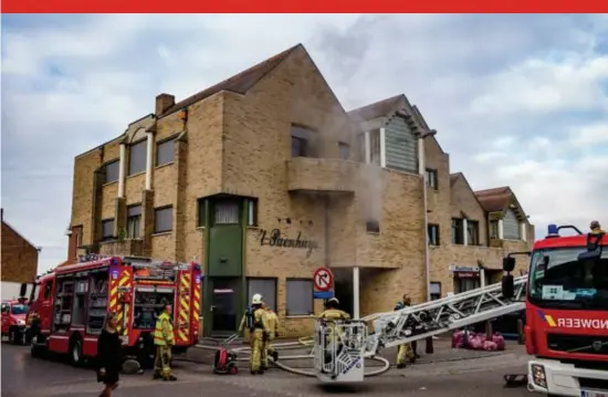  ?? FOTO TOM PALMAERS ?? De brand is ontstaan in een appartemen­t op de gelijkvloe­rse verdieping, maar ook twee andere flats liepen schade op.