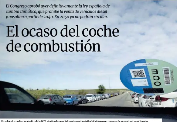  ??  ?? Un vehículo con la etiqueta Eco de la DGT, destinada esencialme­nte a automóvile­s híbridos o con motores de gas natural y gas licuado.