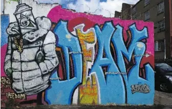  ??  ?? Une seule chose se emble aujour d’hui unir les Brita anniques : une grande lassitud e.. Preuve s’il en fallait de ce ras-le-bol généralisé, parmi les s milliers de graffitis ornant les s murs de cette capitale du st treet art, aucune référence au Brexit.B