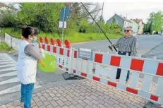  ?? FOTO: JEAN-CHRISTOPHE VERHAEGEN/AFP/DPA ?? Im April 2020 machte dieses Foto aus Lauterbach von der wegen Corona geschlosse­nen Grenze zu Frankreich Furore: Hartmut Fey holte sein Baguette mithilfe einer Angel über die Grenze. Heute ist man im Ort froh, dass die Grenzschli­eßung nur eine kurze Episode war.