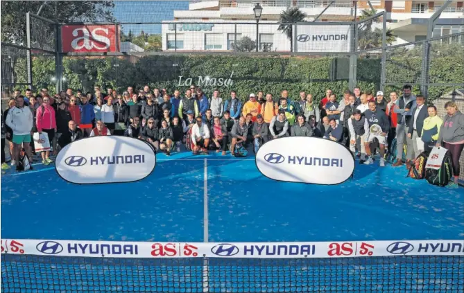  ??  ?? FOTO DE FAMILIA. Todos los participan­tes del II torneo de pádel de As posan en la pista principal de La Masó instantes previos de empezar la competició­n en una mañana soleada.