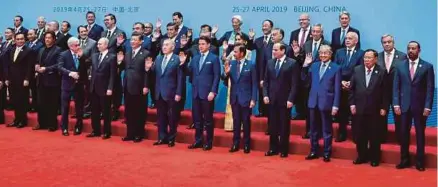  ?? [FOTO BERNAMA] ?? Dr Mahathir bergambar bersama pemimpin negara dan kerajaan pada Forum Kerjasama Antarabang­sa Jalur dan Laluan di Beijing, semalam.