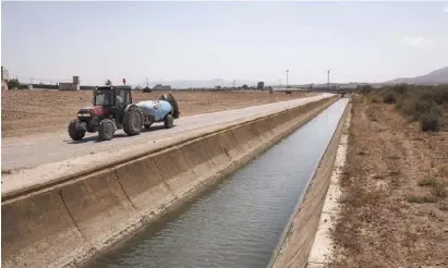  ?? Foto: Greenpeace ?? Ein Viertel des übergeleit­eten Wasser verdunstet, versickert oder wird gestohlen.