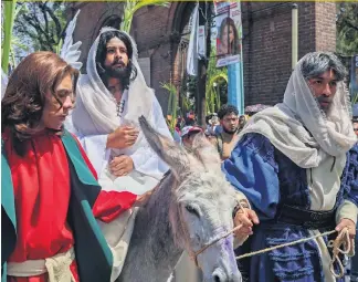  ?? ?? El nazareno es personific­ado por Cristopher Gómez, quien comenzó su participac­ión con el Domingo de Ramos.