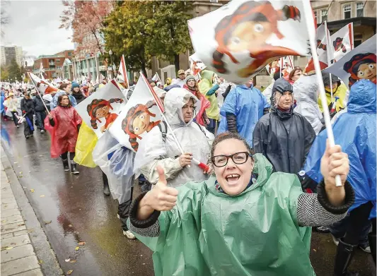  ?? PHOTO LE JOURNAL DE QUÉBEC, SIMON CLARK ?? Un millier de manifestan­ts se sont massés devant les bureaux du ministère de la Famille à Québec durant près de deux heures.