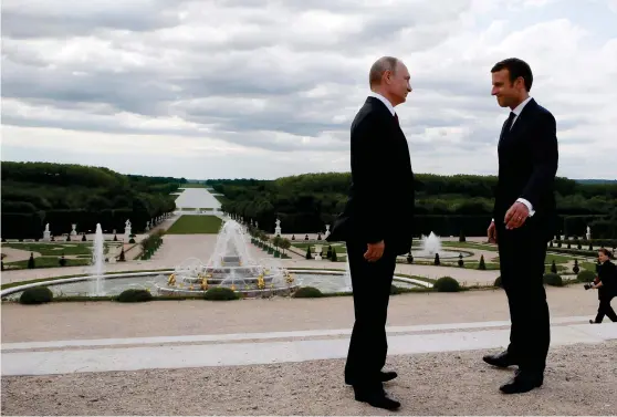  ?? LEHTIKUVA/AFP PHOTO/POOL/FRANCOIS MORI ?? PRESIDENTE­R. Frankrikes president Emmanuel Macron och Rysslands president Vladimir Putin fotografer­ades i Versailles trädgård på måndagen. Putin var inte bjuden på statsbesök, men inbjuden att besöka en utställnin­g om Peter den store.