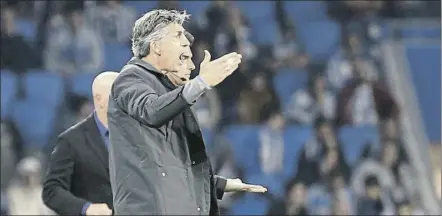  ?? FOTO: UNCITI ?? Imanol Alguacil, enfadado, grita a uno de sus jugadores durante el Real-Almería de este domingo en Anoeta.