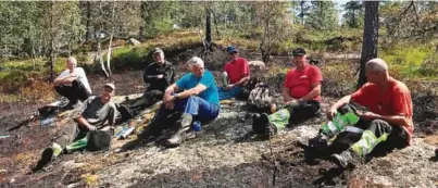  ??  ?? PAUSE: Litt av skogbrannr­eserven i Åmli. Fra høyre: Olav T. Vehus, Olaf Gjermones, Sigurd Førland, Egil Eggen, Kjell Hauge, Olav Kleivene. Ronny Halvorsen er fra ØABV avd Åmli.