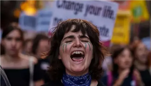  ?? ?? Une femme participe à la manifestat­ion "Fridays For Future" de la Global Climate Strike à Madrid en septembre dernier.