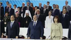  ??  ?? Ernste Gesichter: Lukaschenk­o und seine Getreuen in der Volksversa­mmlung - corona-konform?