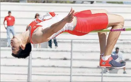  ??  ?? El saltador de altura Édgar Rivera, quien tiene su sede de entrenamie­ntos en Alemania, comenzará en mayo el calendario de competenci­as al aire libre en Europa ■ Foto Conade