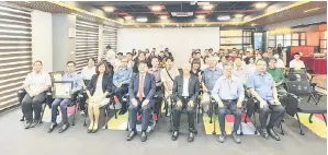  ?? ?? KENANGAN BERSAMA: Ting (depan, tiga kanan) serta yang lain merakamkan kenangan selepas majlis penyampaia­n hadiah pertanding­an video pendek Pelanconga­n Sarawak ‘The Heartbeat of Sarawak’ semalam.