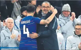  ?? FOTO: GYI ?? Sarri abraza a Cesc El exazulgran­a fue ovacionado el sabado al ser sustituido