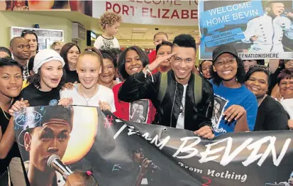  ?? Picture: BRIAN WITBOOI ?? BIG PLANS: ‘Idols SA’ contestant Bevin Samuels salutes his supporters on his arrival at the Port Elizabeth Airport yesterday