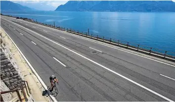  ?? –KEYSTONE ?? La route du Lac, en Lavaux, sera l’un des premiers tronçons à être marqués pour les cyclistes.