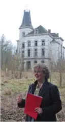  ?? FOTO ELS ?? Burgemeest­er Veerle Heeren voor het kasteel in 2012.