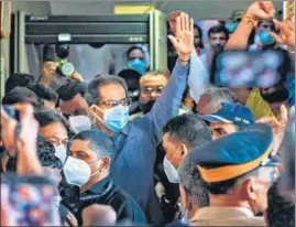  ?? SATISH BATE/HT PHOTO ?? Maharashtr­a CM Uddhav Thackeray outside the Sena Bhavan on Saturday.