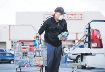  ?? Tonito.zayas@gfrmedia.com ?? HAY QUE PRECAVER. Jorge La Torre toma sus precaucion­es al salir a comprar alimentos durante la emergencia.