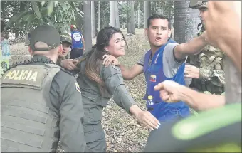  ??  ?? Una oficial de la Guardia Nacional Bolivarian­a es asistida en la frontera colombo-venezolana tras retirar su apoyo al dictador Nicolás Maduro. (AFP)