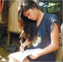  ??  ?? NO EXCUSE. Ethelyn Lopez shows that her disability is not a hindrance in reaching her dream of becoming a businesswo­man or a craftswoma­n someday.