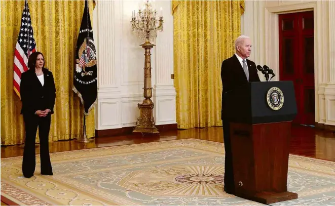  ?? Leah Millis/Reuters ?? O presidente Joe Biden faz pronunciam­ento, ao lado da vice Kamala Harris, na Casa Branca