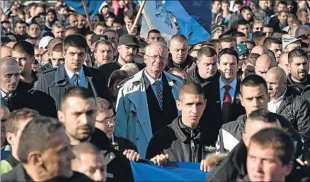  ?? ANDREJ ISAKOVIC / AFP ?? Vojislav Seselj rodeado de colegas ultranacio­nalistas ayer en el centro de Belgrado