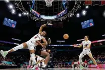  ?? Getty Images ?? Brea Beal (12) and others have turned South Carolina’s acronym “USC” into the “ultimate supporting cast” for Aliyah Boston (4).