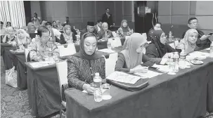  ?? — Gambar Bernama ?? FORUM MEDIA: Peserta-peserta yang mengikuti Forum Media dan Komunikasi Menjelang PRU-14 anjuran bersama Malaysian Press Institute dan Persatuan Pendidik Komunikasi Malaysia semalam.