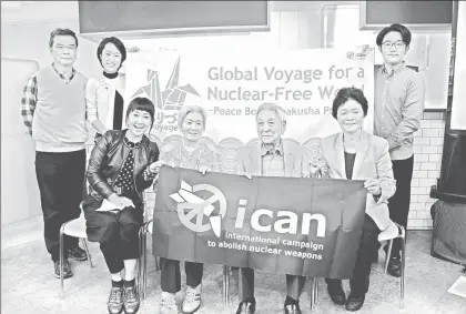  ??  ?? Tres sobrevivie­ntes del bombardeo atómico sobre Japón en 1945 posan con una manta de apoyo para la ICAN, que fue premiada con el Nobel de la Paz 2017 ■ Foto Afp