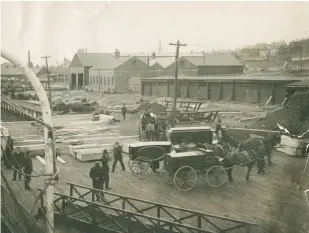  ??  ?? Vasemmalla Ruumisvaun­ut kerääntyvä­t Kanadan Halifaxin satamalait­urille kuljettama­an Titanicin uhreja hautaustoi­mistoille