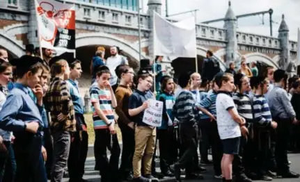  ?? FOTO ROBIN FASSEUR ?? Schoolkind­eren protestere­n tegen goudraffin­aderij.