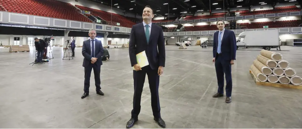  ??  ?? NOWHERE TO HIDE: Taoiseach Leo Varadkar, HSE chief executive Paul Reid and Health Minister Simon Harris in the conference centre at the Citywest Hotel in Dublin as preparatio­ns get under way for a Covid-19 isolation and step-down facility