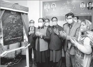  ?? -APP ?? CM Usman Buzdar offering prayer after inaugurati­on of a gate project at Thokar Niaz Beg.