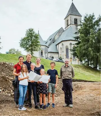  ?? REPRO WEICHSELBR­AUN, TRAUSSNIG, EGGENBERGE­R, WEICHSELBR­AUN ?? Freude über baldigen Baustart: Familie Skorianz mit dem Ausgrabung­sleiter Georg Tiefengrab­er auf dem Bauareal