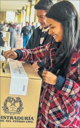  ?? LUIS ACOSTA / AFP ?? Una votante, ayer en un colegio electoral de Bogotá