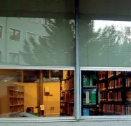  ??  ?? Trasloco Gli interni della biblioteca, il trasferime­nto dei volumi è stato bloccato