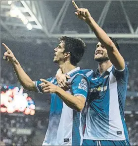  ?? FOTO: PERE PUNTÍ ?? Gerard y Baptistao, celebrando un gol. Debe hacerse fuerte en casa para no sufrir