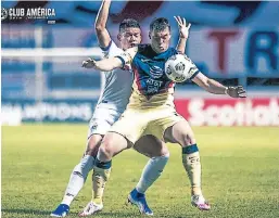  ??  ?? El goleador Federico Viñas cubre la pelota ante Jonathan Paz.
