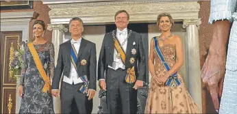  ??  ?? DUELO. Difícil rival tuvo Juliana ante una Máxima radiante en la cena de gala.