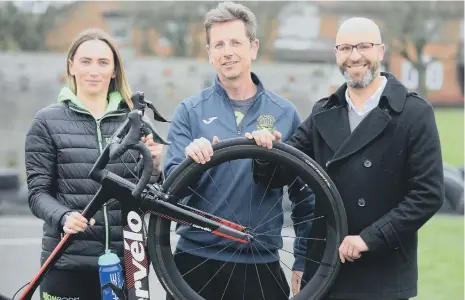  ?? ?? Elite cyclist Hannah Farran, with Dame Dorothy headteache­r Iain Williamson and Active Sunderland team member David Purvis.