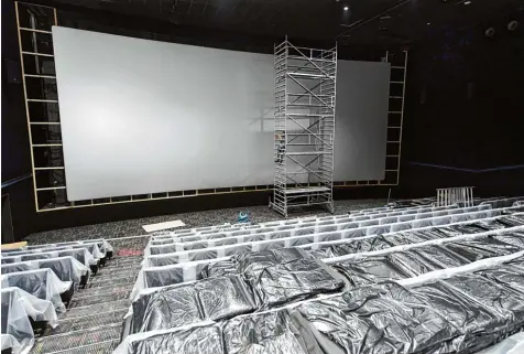  ?? Fotos: Silvio Wyszengrad ?? Im großen Saal des Cinestar Kinos wurde in dieser Woche die Leinwand eingebaut.