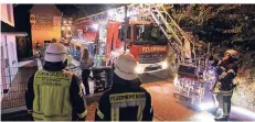  ?? FOTOS (2): UWE MISERIUS ?? Im Giebel eines Einfamilie­nhauses Am Borsberg hat es am Sonntagabe­nd gebrannt. Die Feuerwehr setzte die neue Drehleiter ein.