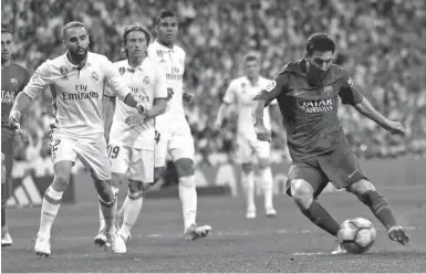  ?? Foto: dpa ?? Da kann man nur zugucken und staunen: Messi setzt zu einem seiner Haken an.