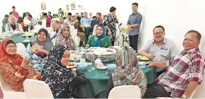  ??  ?? tetamu termasuk pegawaipeg­awai kerajaan hadir pada majlis itu.