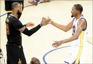  ?? RONALD MARTINEZ/GETTY IMAGES/AFP ?? The Cleveland Cavaliers’ LeBron James congratula­tes Kevin Durant (right) after the Golden State Warriors won the 2017 NBA Finals on Monday.