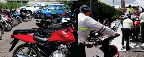  ?? FOTOS: MARTÍN RODRÍGUEZ ?? lDISPOSITI­VOS
DE PREVENCIÓN. Estas revisiones se llevan a cabo para salvaguard­ar la integridad de los motociclsi­tas.