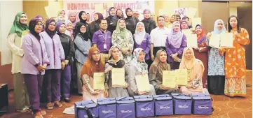  ??  ?? Dr Saadiah (sixth left) and Rohaini on her left with the participan­ts and staff in a photo-call after the certificat­e presentati­on ceremony.