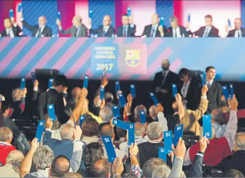  ?? FOTO: PEP MORATA ?? Imagen de la Asamblea del año pasado Mañana los socios compromisa­rios del Barça tienen una cita en el Palau Blaugrana antes del partido ante el Sevilla