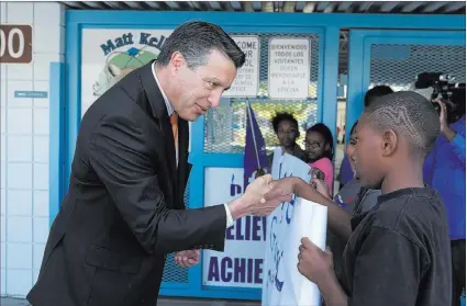  ?? Follow James Tensuan on Twitter @jtensuan
JAMES TENSUAN/ LAS VEGAS REVIEW JOURNAL ?? Gov. Brian Sandoval meets with fourth-grader Jordan Henderson and other students at Kelly Elementary School before a signing ceremony Wednesday for one of three new education spending and reform measures approved in the recent state Legislatur­e session.