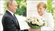  ?? DPA-IILD: GUNEEV ?? Mit einem Rosenstrau­ß empfing Präsident Wladimir Putin in Sotschi Iundeskanz­lerin Angela Merkel.